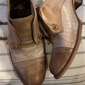 Free Bird size 9 shoe